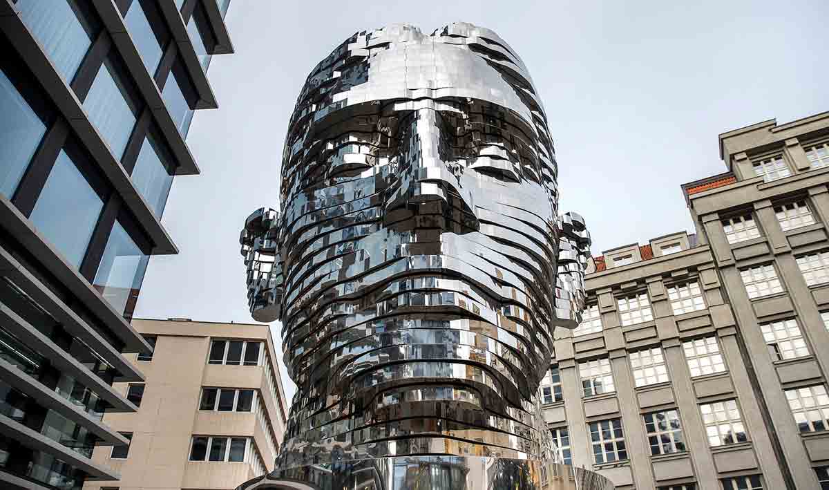 kafka rotating head statue prague