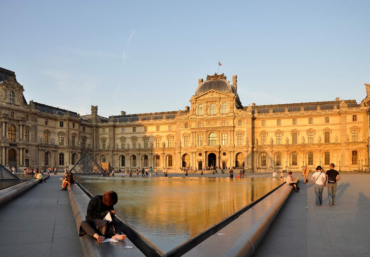 louvre paris napoleon courtyard