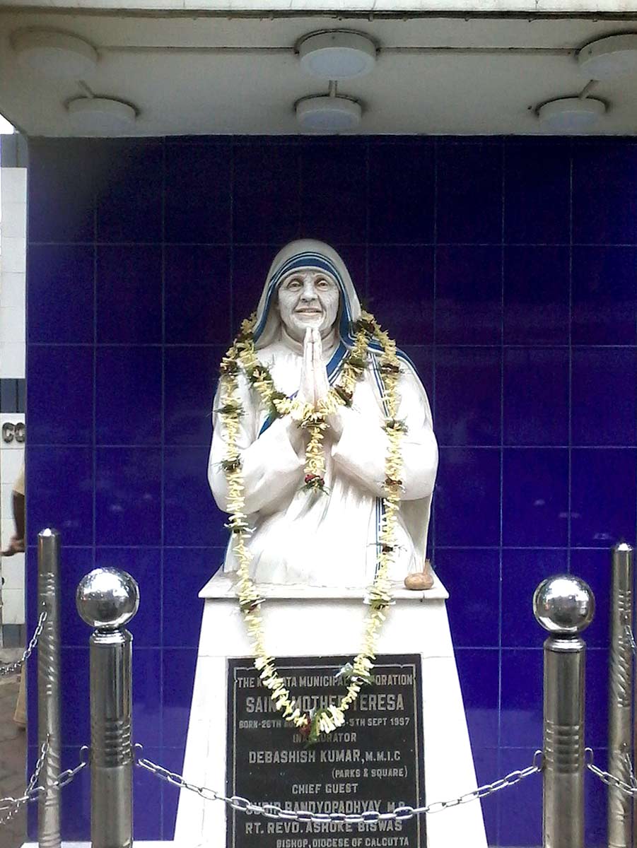 saint mother teresa statue