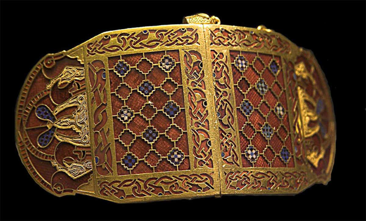 shoulder clasp sutton hoo