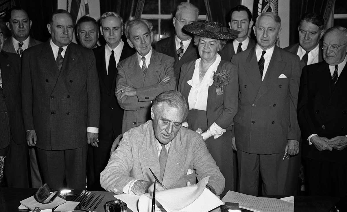 fdr signs gi bill