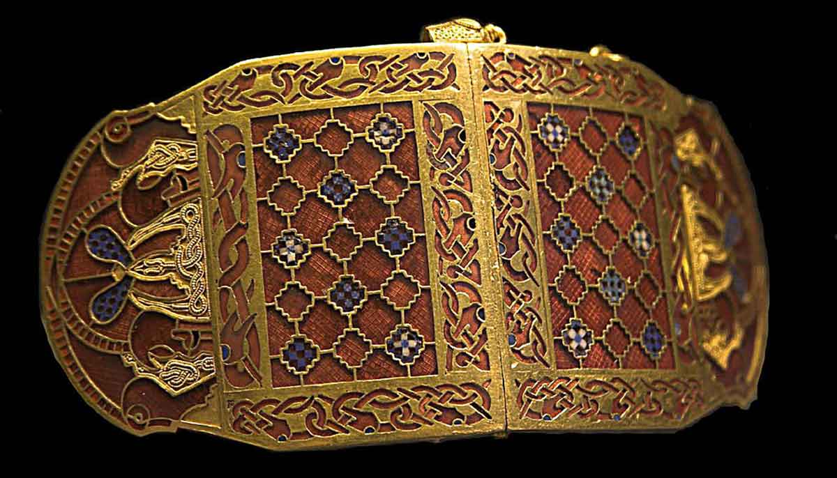 shoulder clasp sutton hoo