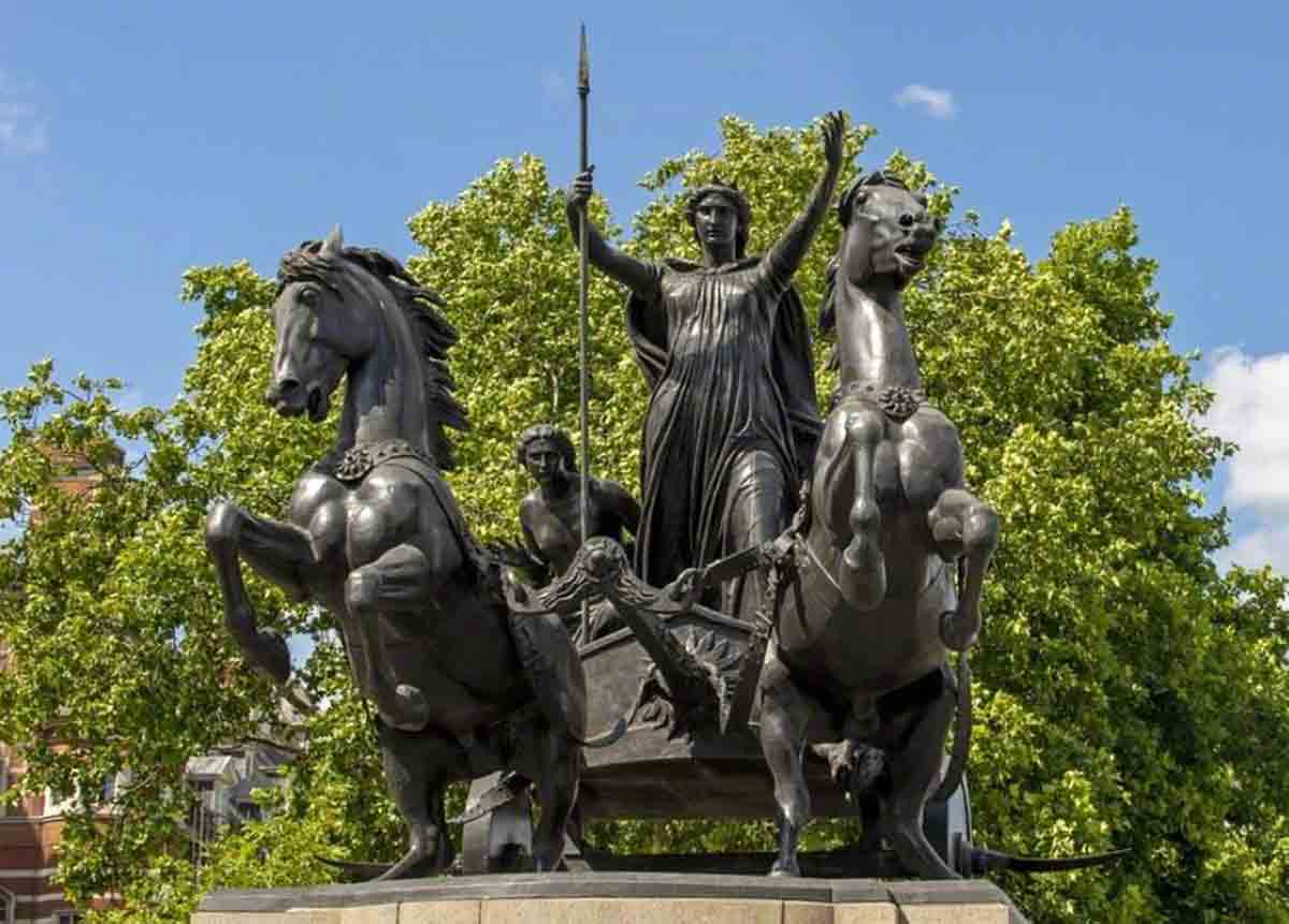 Boudica daughters statue