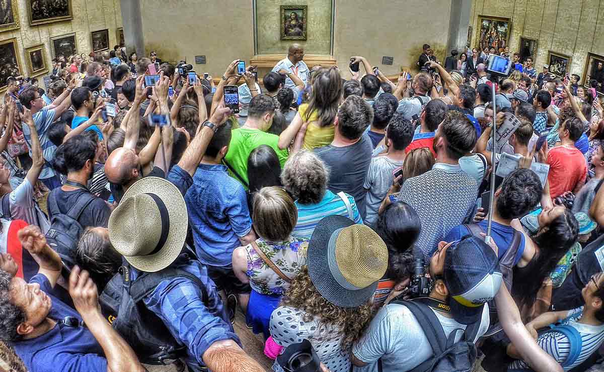 crowd at mona lisa painting louvre