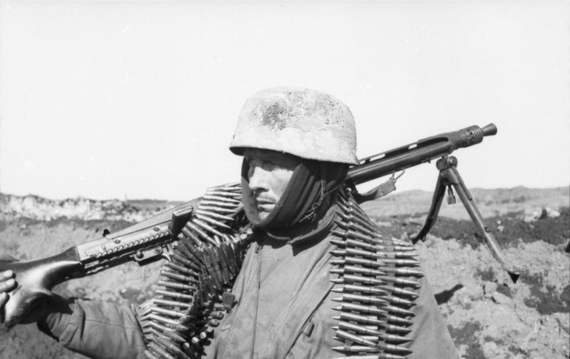 Russland, Fallschirmjäger mit MG und Munitionsgurt