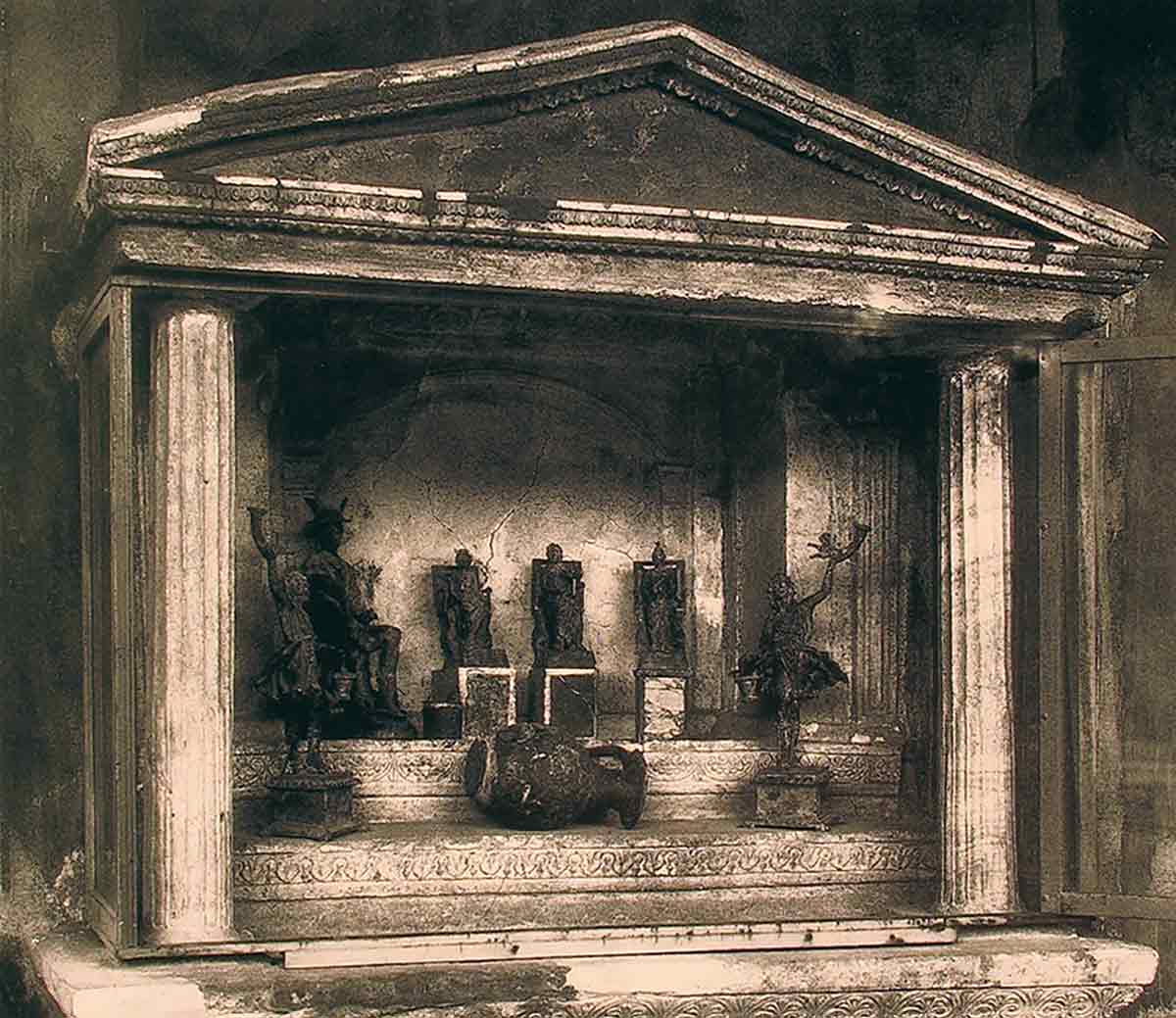 lararium pompeii capitoline triad
