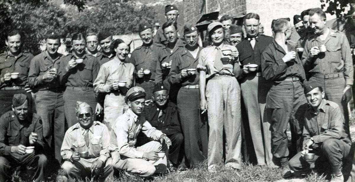 marlene dietrich posing with 34th infantry division
