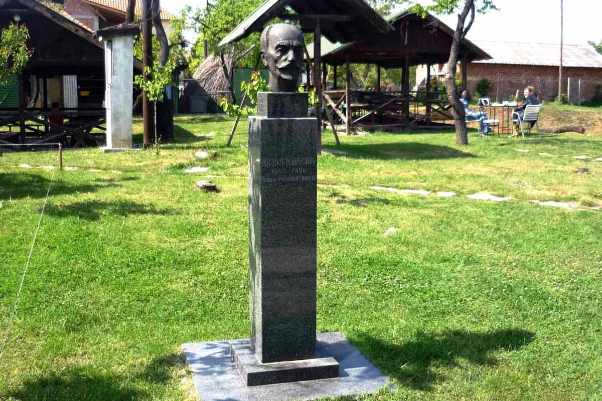 monument bust professor vasic
