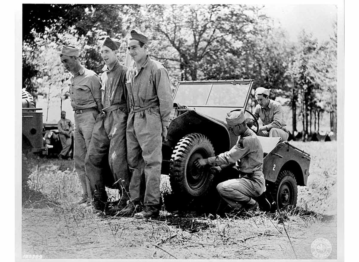 soldiers lifting jeep repair
