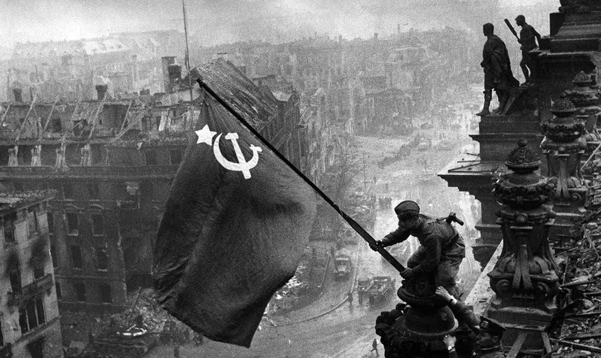 soviet flag reichstag