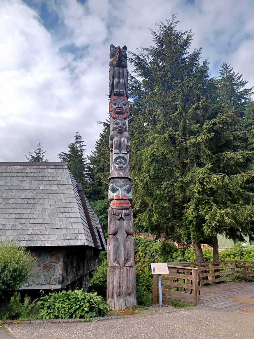 totem-raven-stealing-sun-tlingit