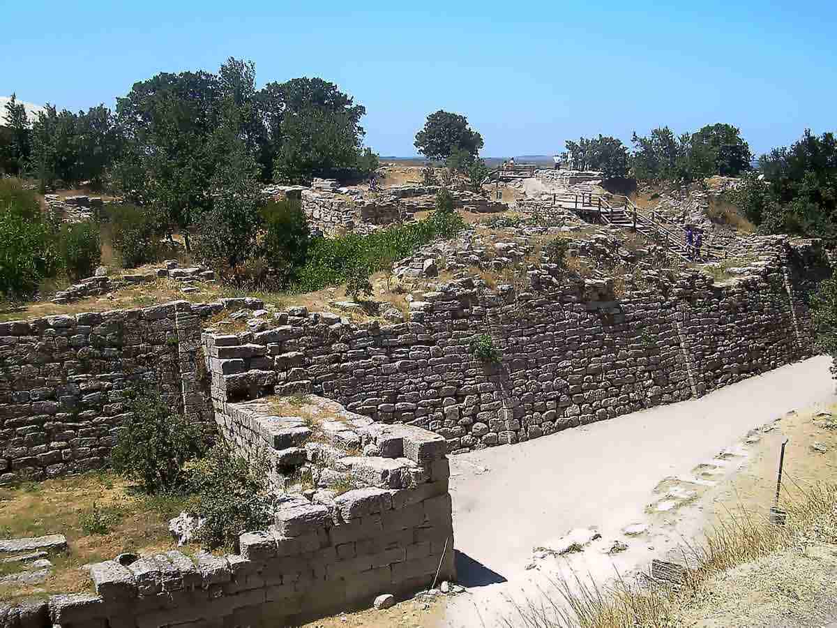 troy vii walls iliad trojan war