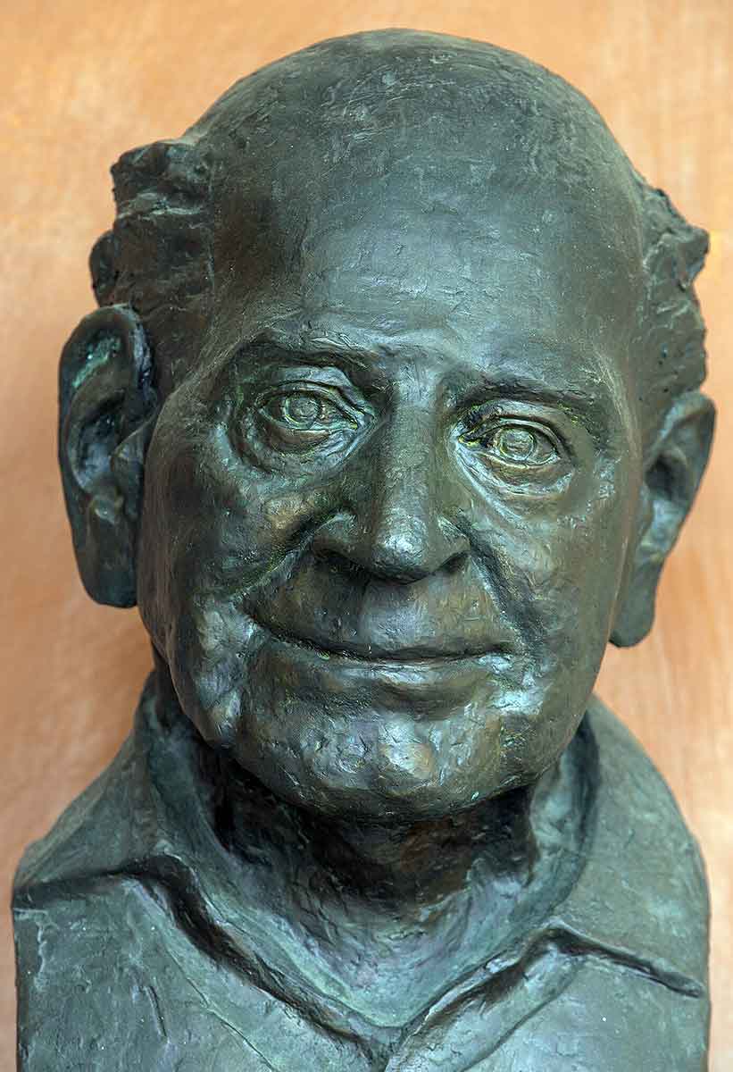 karl popper statue image