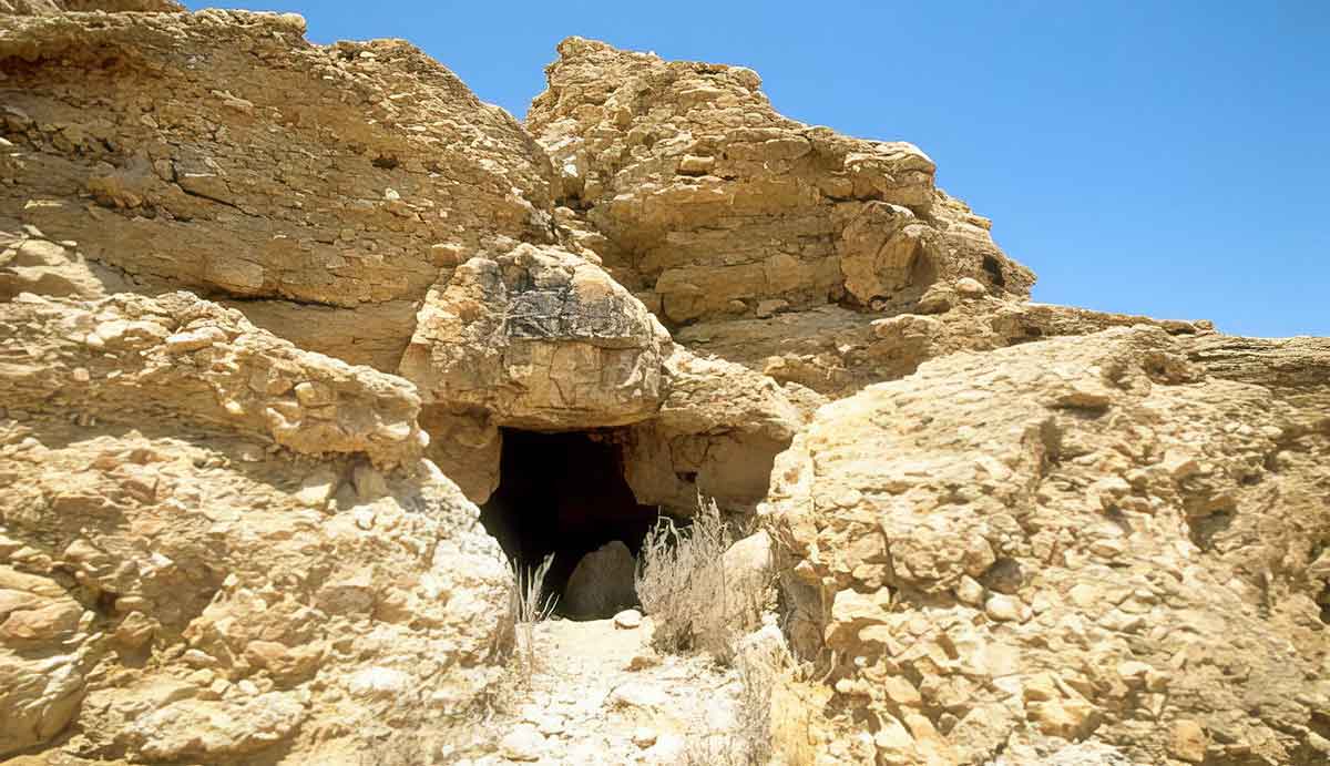qumran cave entrance